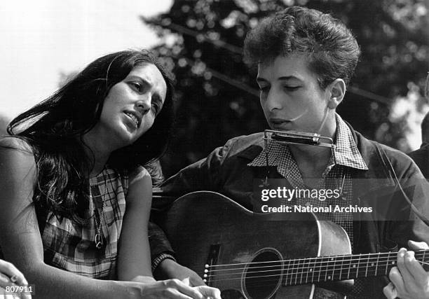 Folk singers Joan Baez and Bob Dylan perform during a civil rights rally on August 28, 1963 in Washington D.C.