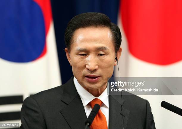 South Korean President Lee Myung-Bak speaks during a joint news conference with Japan's Prime Minister Yasuo Fukuda at the prime minister's official...