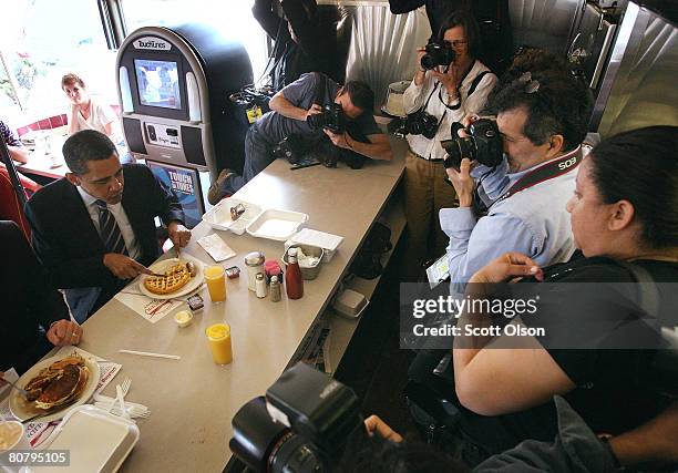 Democratic presidential candidate Senator Barack Obama is surrounded by photographers while he eats breakfast at the Glider Diner April 21, 2008 in...