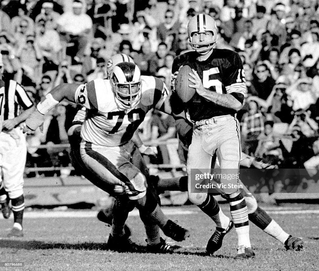 1967 Rams Los Angeles Rams defensive tackle Roger Brown pressures Green Bay ...