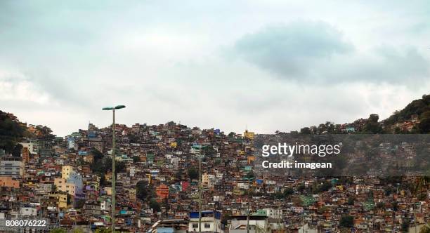 favela rocinha, río de janeiro - rocinha río de janeiro fotografías e imágenes de stock