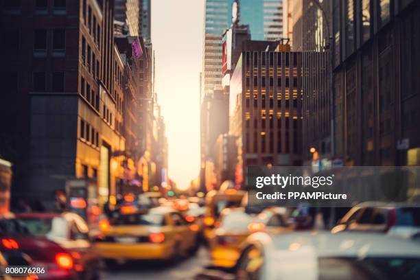 concurridos manhattan - centro de nueva york fotografías e imágenes de stock