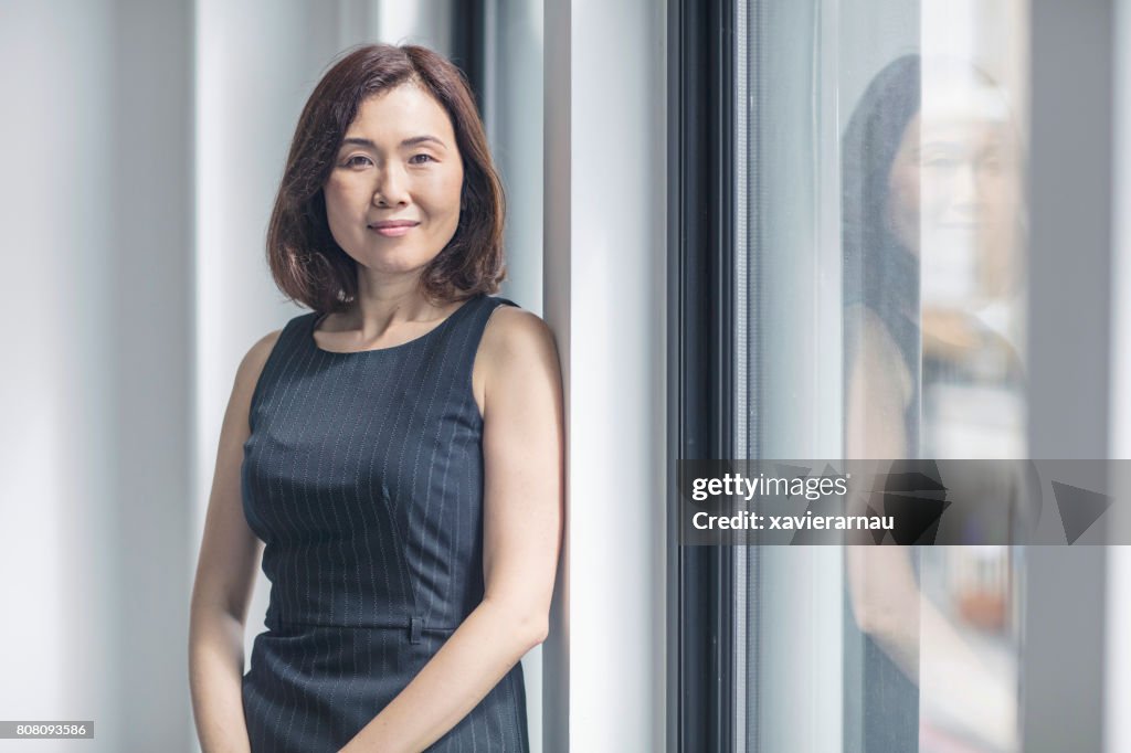 Retrato de mujer de negocios en oficina de confianza