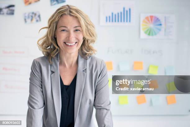 vertrouwen zakenvrouw tegen whiteboard - female boss stockfoto's en -beelden