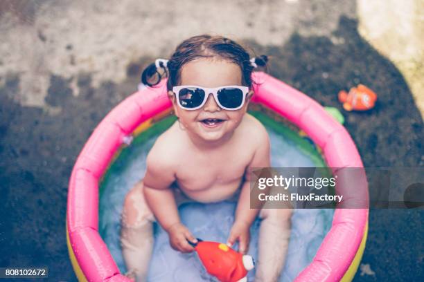 schöne mädchen mit sonnenbrille - plastic pool stock-fotos und bilder