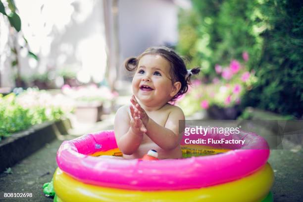 babymode – mädchen - plastic pool stock-fotos und bilder