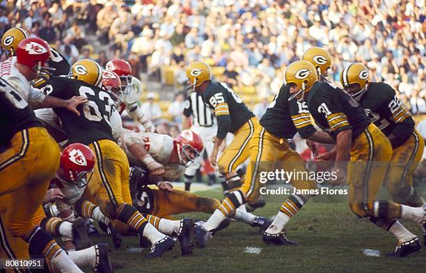 Green Bay Packers Hall of Fame quarterback Bart Starr hands off to running back Elijah Pitts during Super Bowl I, a 35-10 victory over the Kansas...