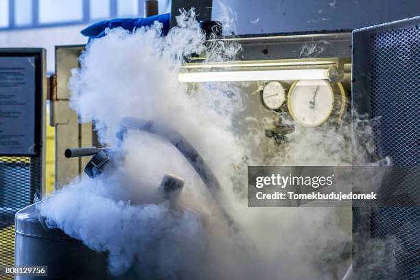 nitrogen - liquid nitrogen stockfoto's en -beelden