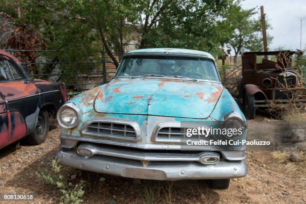 old car at hackberry, arizona state, usa - rusty car stock-fotos und bilder