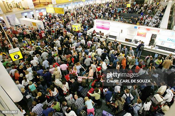 Crowds of passengers are pictured in the Check In area of the South terminal at Gatwick Airport, in Sussex, in southern England, 10 August 2006. A...