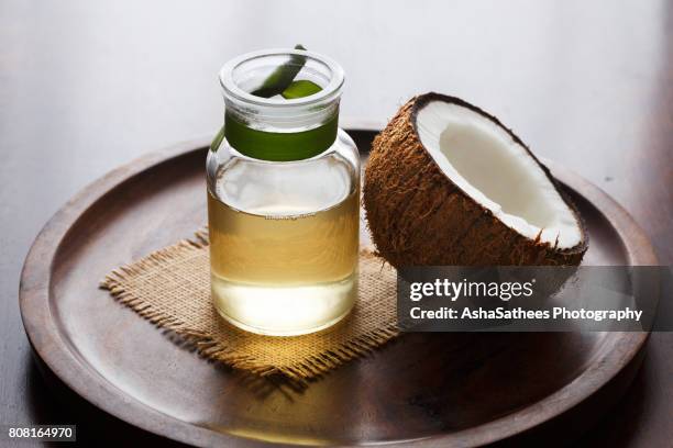 coconut oil - huile de coco photos et images de collection