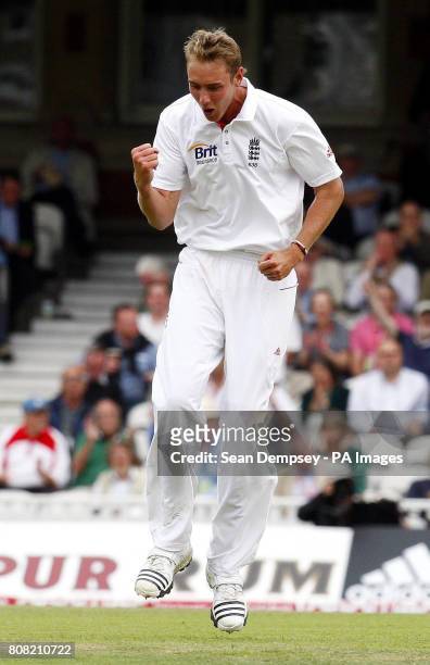 England's Stuart Broad celebrates bowling Pakistan's Mohammad Aamer caught Matt Prior during the third npower Test at The Brit Insurance Oval, London.