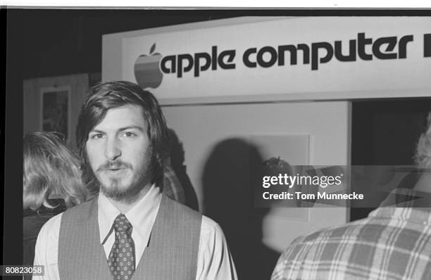 Founding Apple Computer 1,596 Apple Founder Steve Jobs Stock Photos, High-Res Pictures, and ...