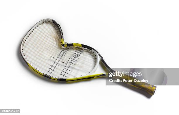 smashed tennis racket - racchetta da tennis foto e immagini stock