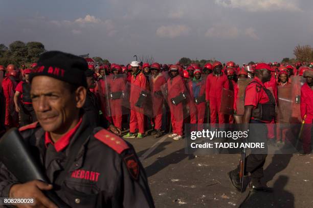 Security Relocation 20 Red Ant Security And Eviction Services Stock Photos, High-Res ...