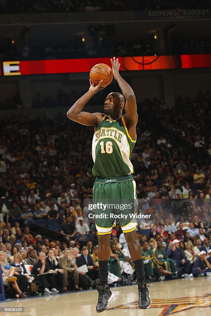 Seattle SuperSonics v Golden State Warriors