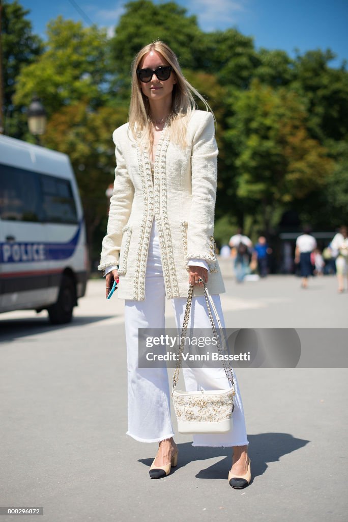 Street Style - Paris Fashion Week - Haute Couture Fall/Winter 2017-2018 : Day Three