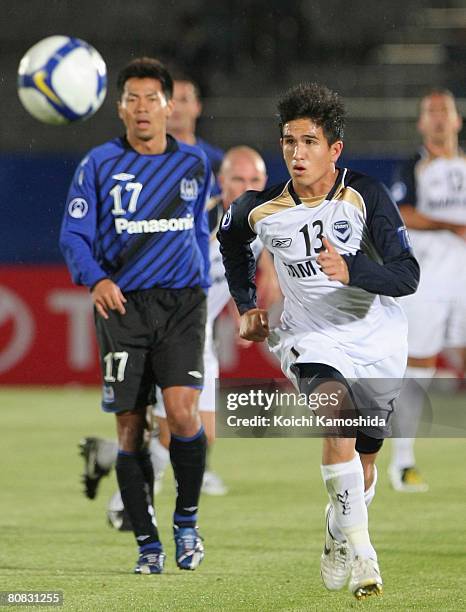 Kaz Patafta of Melbourne Victory controls the ball during the AFC Champions League Group G match between Gamba Osaka and Melbourne Victory at Expo...