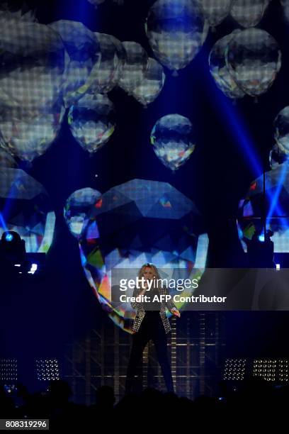 Canadian singer Celine Dion performs on the stage of the AccorHotels Arena in Paris on July 4, 2017. / AFP PHOTO / Martin BUREAU