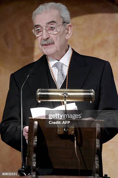 Argentinian poet Juan Gelman gives a speech after being awarded the Cervantes literature prize, the equivalent of a nobel in the Spanish speaking...