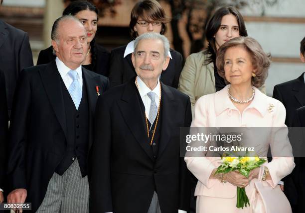 Spain's King Juan Carlos, Argentinian poet Juan Gelman and Queen Sofia attend the "Cervantes" Literary Award at the Alcala de Henares University on...