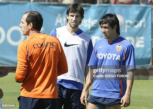 Valencia's David Albelda and Vicente Rodriguez speak with new coach Salvador 'Voro' Gonzalez during a training session at Valencia sport city in...