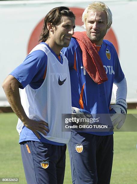 Valencia's Santiago Canizares and Miguel Angel Angulo take part in a training session at Valencia sport city in Valencia on April 23, 2008....