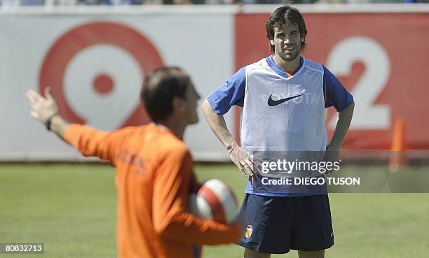 Valencia's David Albelda and new coach Salvador 'Voro' Gonzalez take part in a training session at Valencia sport city in Valencia on April 23, 2008....