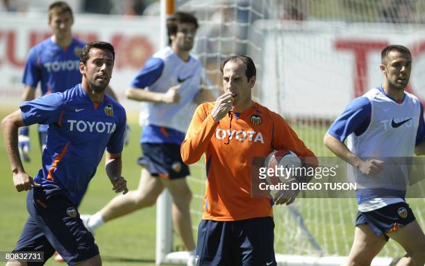 Valencia's new coach Salvador 'Voro' Gonzalez takes part in a training session at Valencia sport city in Valencia on April 23, 2008. Valencia's new...