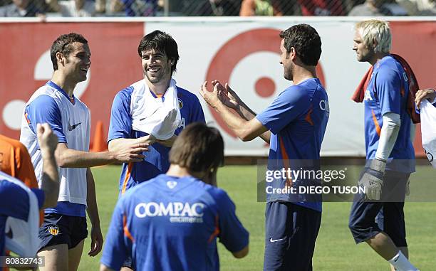 Valencia's David Albelda speaks with Ivan Helguera and Brazilian Edu during a training session at Valencia sport city in Valencia on April 23, 2008....