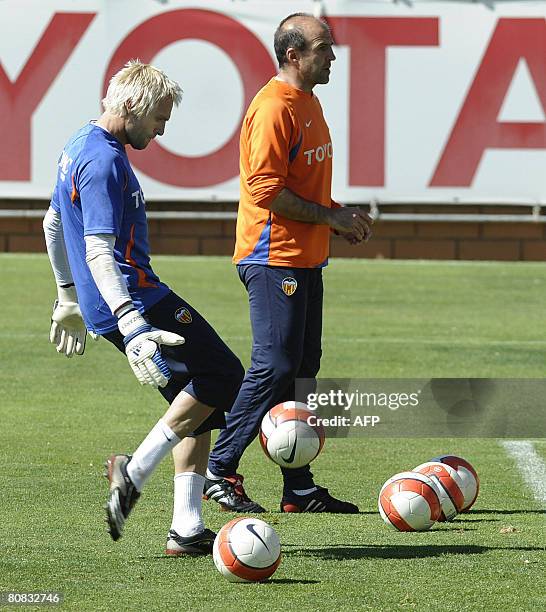 Valencia's goalkeeper Santiago Canizares takes part in a training session at Valencia sport city in Valencia on April 23, 2008. Valencia's new coach...