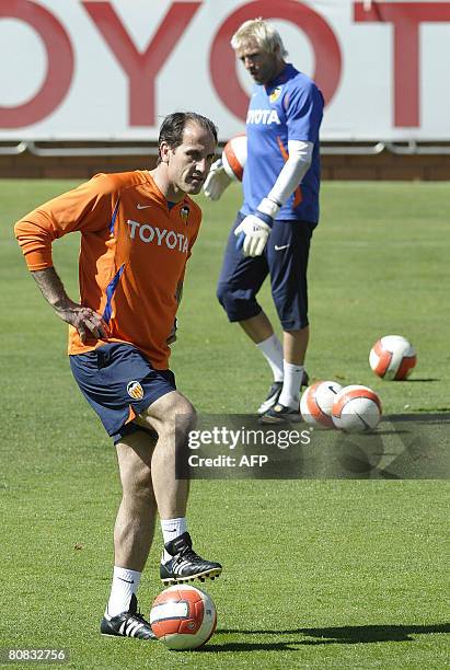 Valencia's goalkeeper Santiago Canizares and new coach Salvador 'Voro' Gonzalez take part in a training session at Valencia sport city in Valencia on...