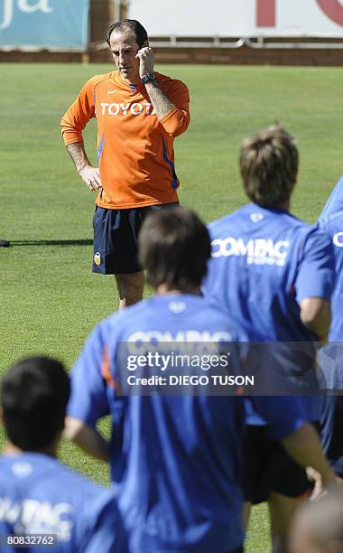 Valencia's new coach Salvador 'Voro' Gonzalez watches a training session at Valencia sport city in Valencia on April 23, 2008. Valencia's new coach...