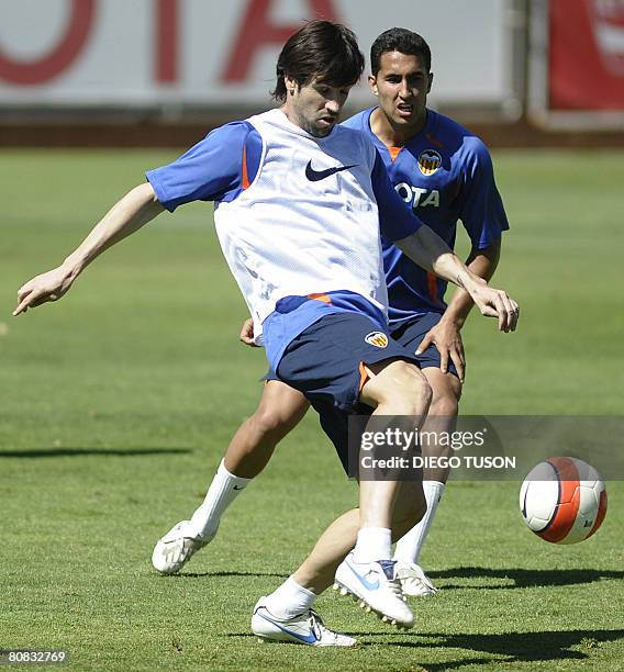 Valencia's David Albelda takes part in a training session at Valencia sport city in Valencia on April 23, 2008. Valencia's new coach Salvador 'Voro'...