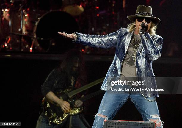 162 Guns N Roses Perform At O2 Arena In London Stock Photos, High-Res ...