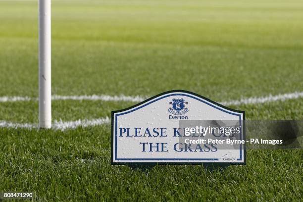 General view of a sign which says 'Please keep off the grass'