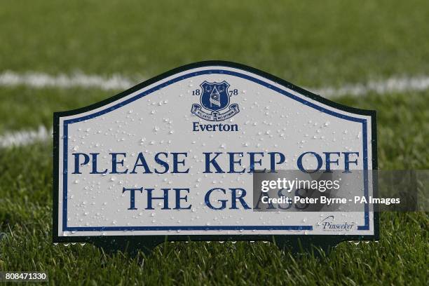 General view of a sign which says 'Please keep off the grass'