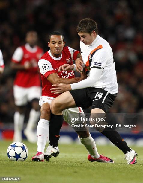 Arsenal's Theo Walcott and Shakhtar Donetsk's Yaroslav Rakitskiy