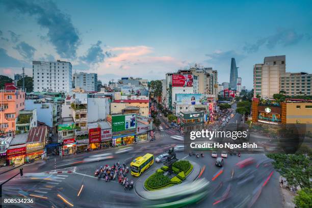 beautiful sunset over downtown saigon - the biggest city in vietnam - saigon river fotografías e imágenes de stock