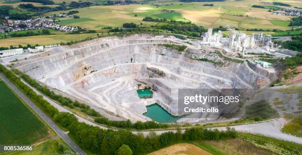 veduta aerea di una grande cava di calcare e di edifici industriali - carbonato di calcio foto e immagini stock