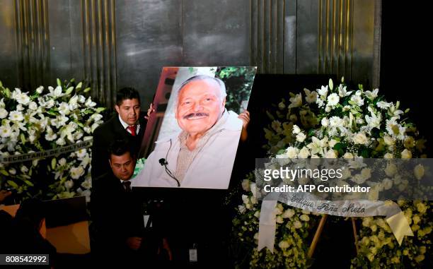 View of the funeral of Mexican painter and sculptur Jose Luis Cuevas during a ceremony in his honor at the Fine Arts Palace in Mexico City, on July...