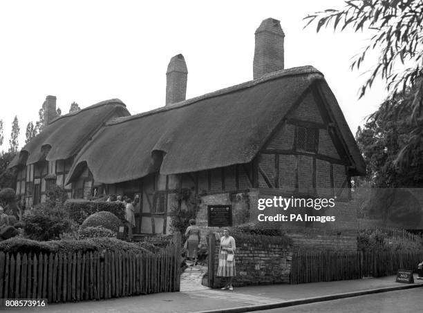 The thatched cottage at Shottery, near Stratford-upon- Avon, Warwickshire, where William Shakespeare wooed Anne Hathaway.