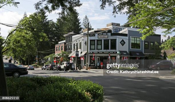 retail district op mavis avenue at church street, fort langley, british columbia, canada in de zomer - langley british columbia stockfoto's en -beelden