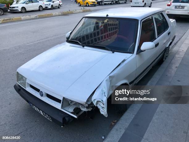 fiat tofaş car parking in the street - old fiats stock pictures, royalty-free photos & images