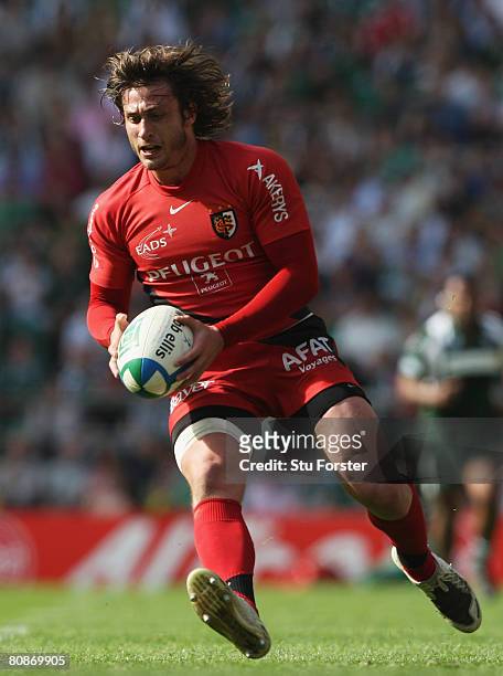 Maxime Medard of Toulouse gathers the ball during the Heineken Cup Semi Final match between London Irish and Toulouse at Twickenham on April 26, 2008...