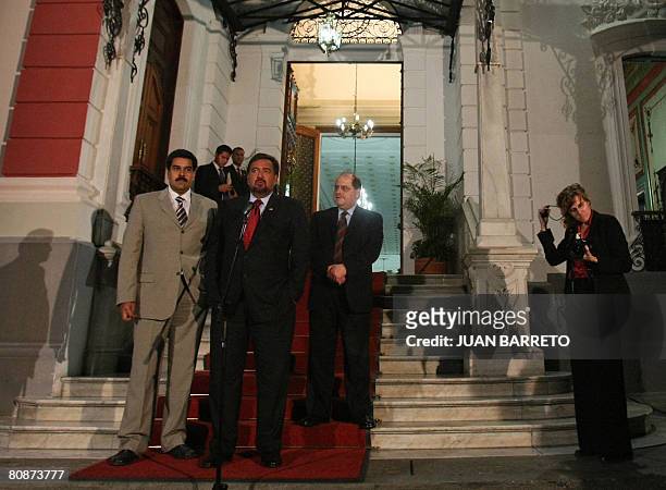 The governor of New Mexico Bill Richardson speaks next to Venezuelan Foreign Minister Nicolas Maduro at the entrance of the Miraflores presidential...