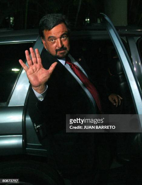 The governor of New Mexico Bill Richardson waves to the press as he leaves Miraflores presidential palace after meeting Venezuelan President Hugo...