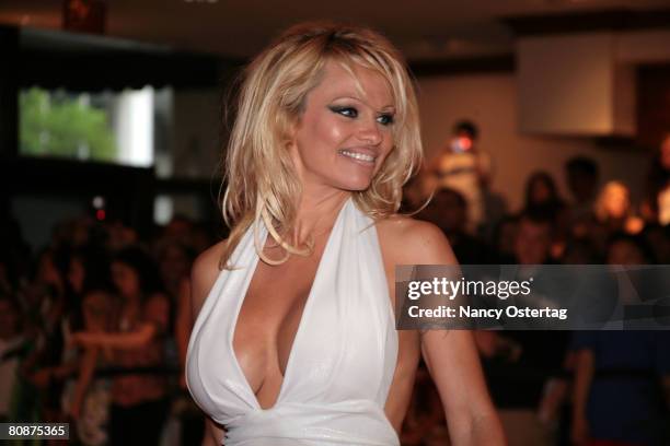 Pamela Anderson arrives at the White House Correspondents' Association dinner on April 26, 2008 in Washington, DC.