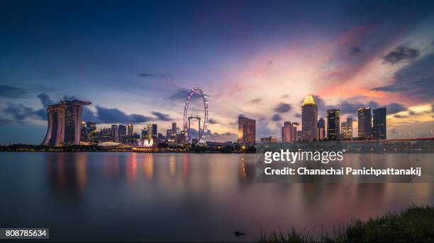sunset scene of singapore city skyline - singapore stockfoto's en -beelden