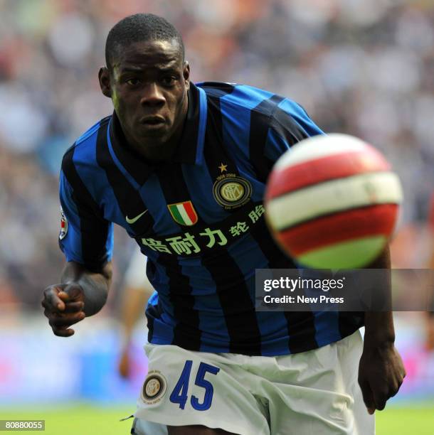 Mario Balotelli of Inter in action during the Serie A match between Inter and Cagliari at the Stadio Meazza San Siro on April 27, 2008 in Milan,...
